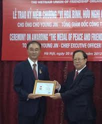 ມອບຫຼຽນກາທີ່ລະນຶກໃຫ້ບັນດາສ່ວນ ບຸກຄົນຂອງສະມາຄົມສາມັກຄີ ສເກົາຫຼີ-ຫວຽດນາມ